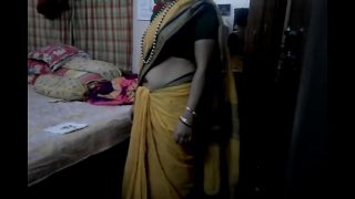 Desi tamil Married aunty exposing navel in saree with audio